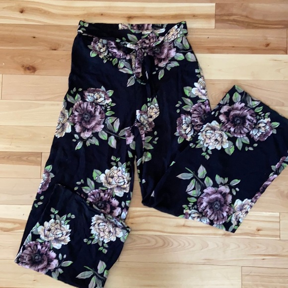 Floral wide-leg pants with tie front 🌸 - Picture 2 of 5
